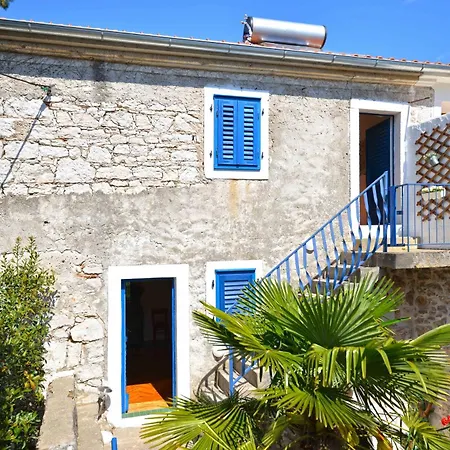 Family Friendly House With A Parking Space - 15147 Holiday home